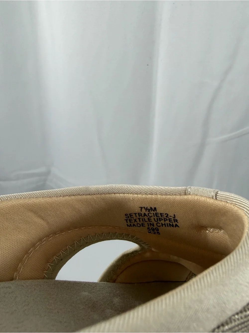 NWT Easy Spirit Women’s Size 7.5 Beige Slip-On Shoes